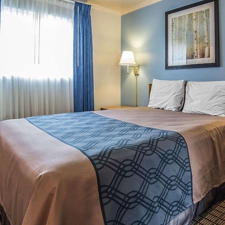 Econo Lodge Inn & Suites Логан Экстерьер фото