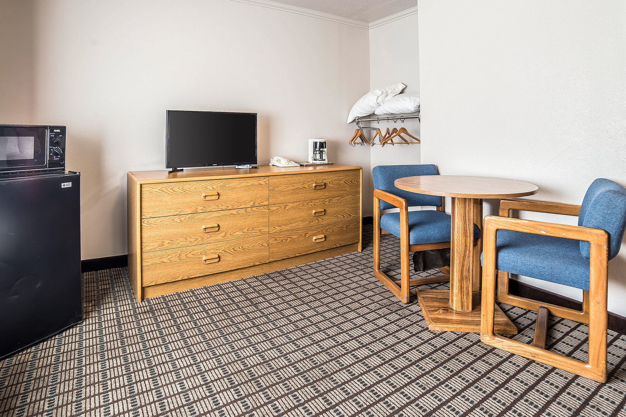 Econo Lodge Inn & Suites Логан Номер фото