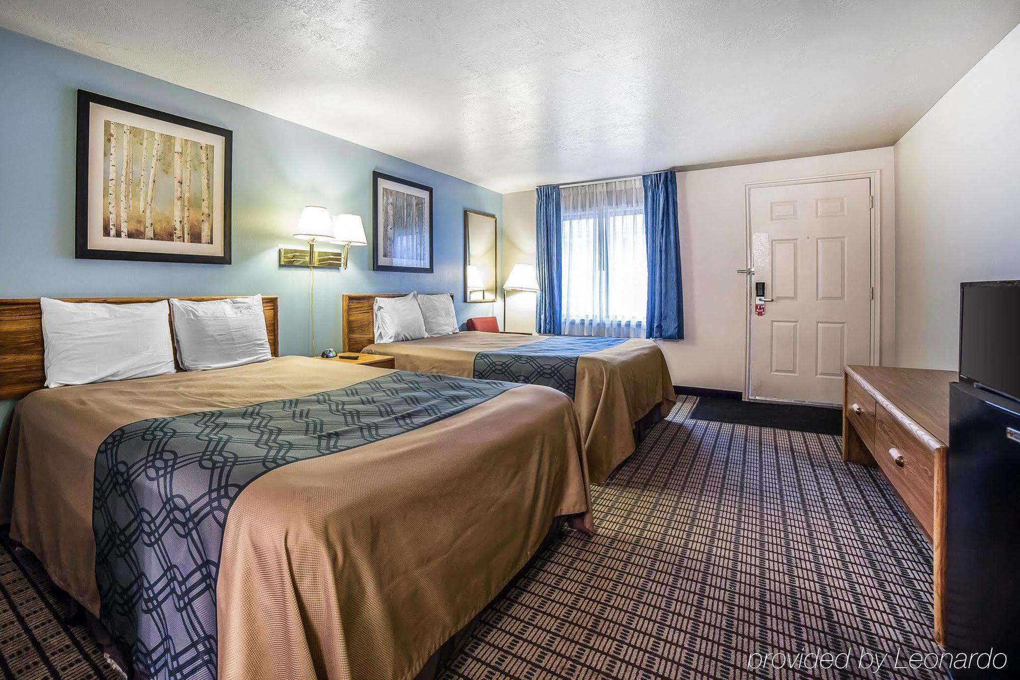 Econo Lodge Inn & Suites Логан Экстерьер фото