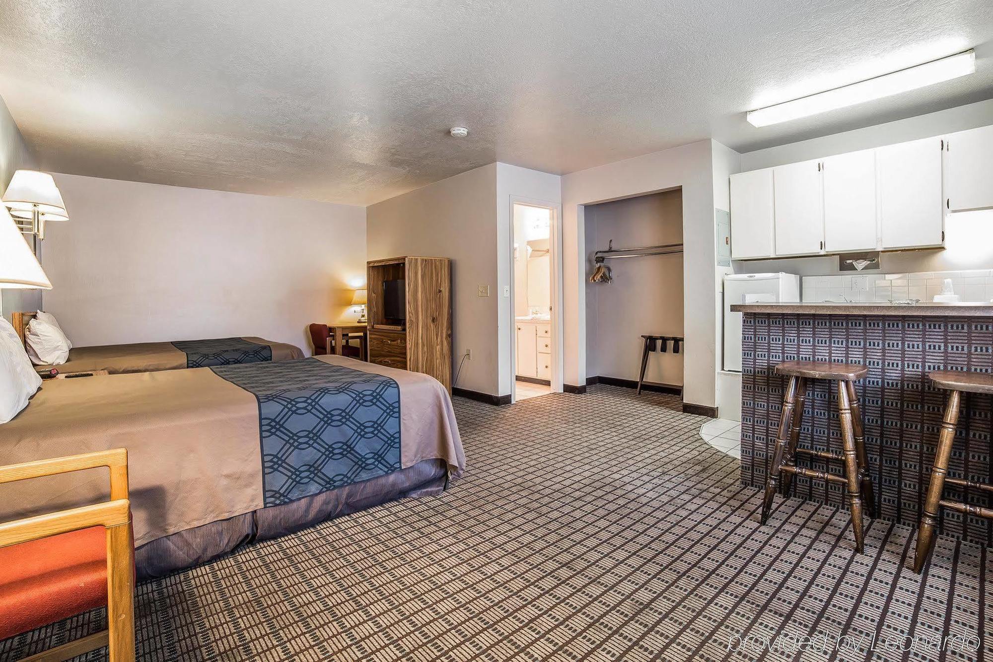 Econo Lodge Inn & Suites Логан Экстерьер фото