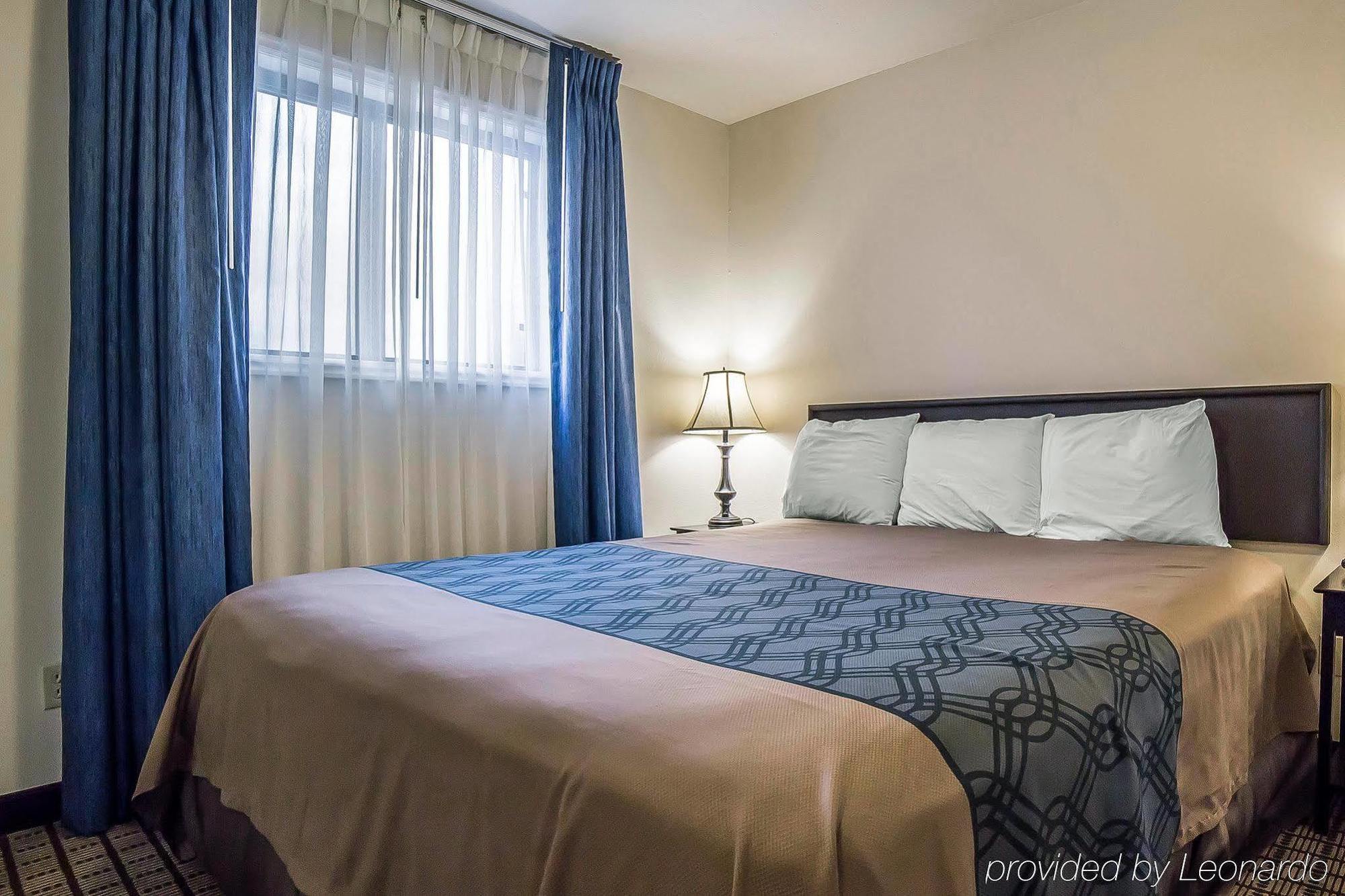 Econo Lodge Inn & Suites Логан Экстерьер фото