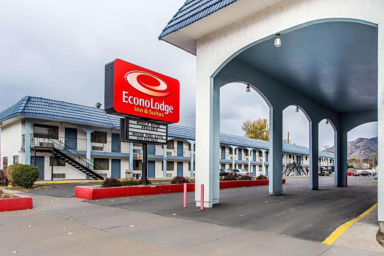 Econo Lodge Inn & Suites Логан Экстерьер фото