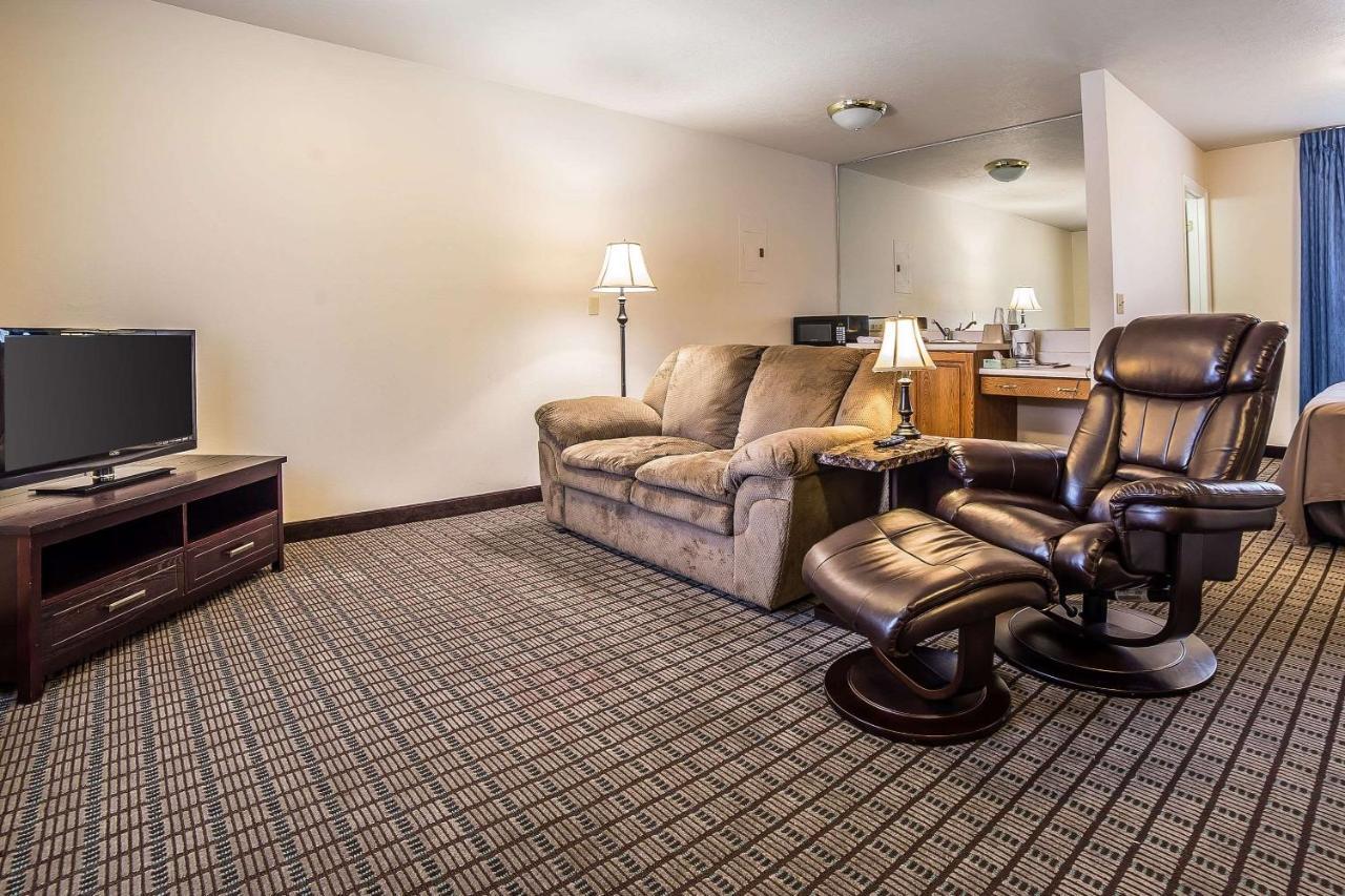 Econo Lodge Inn & Suites Логан Экстерьер фото