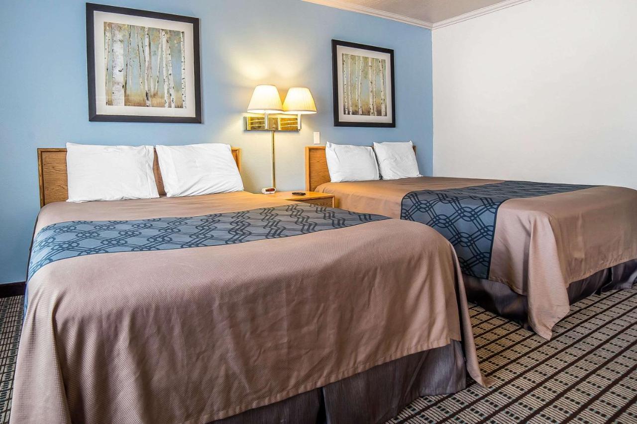 Econo Lodge Inn & Suites Логан Экстерьер фото