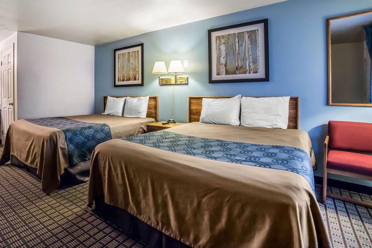 Econo Lodge Inn & Suites Логан Экстерьер фото