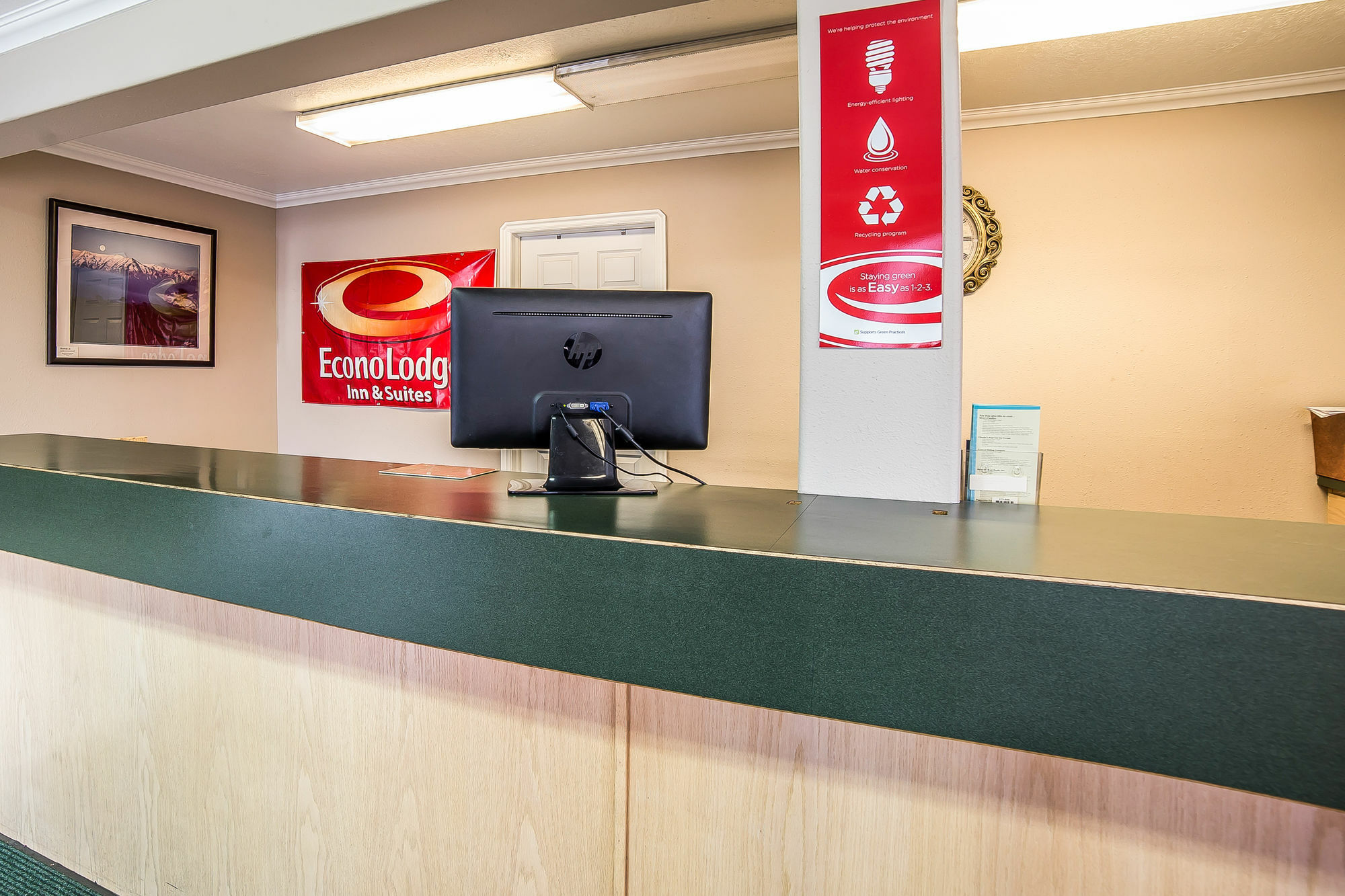 Econo Lodge Inn & Suites Логан Экстерьер фото
