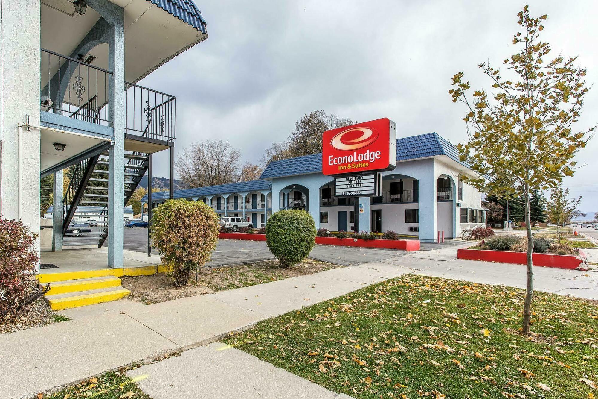 Econo Lodge Inn & Suites Логан Экстерьер фото