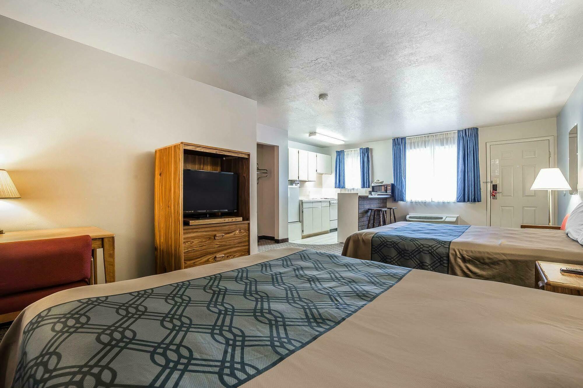 Econo Lodge Inn & Suites Логан Экстерьер фото
