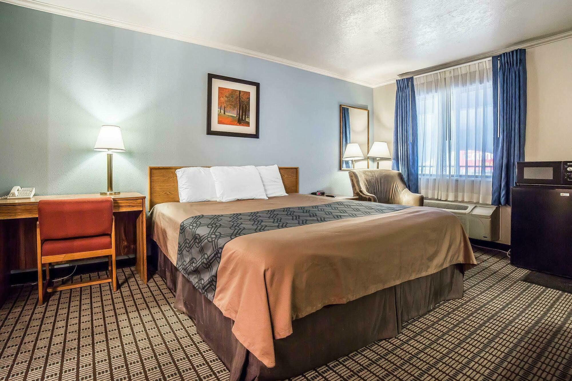 Econo Lodge Inn & Suites Логан Экстерьер фото